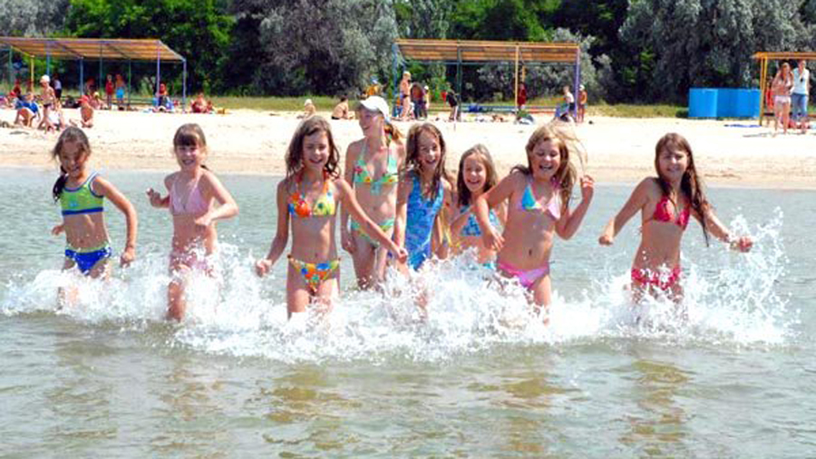 В лагере можно купаться. Лагерь Черноморец Анапа. Дети в лагере. Детский лагерь пляж. Детские пляжи.