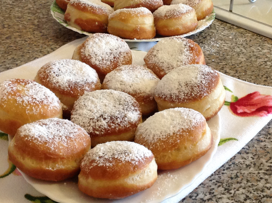 Домашние пончики на кефире без дрожжей — пошаговый рецепт | sapsanmsk.ru