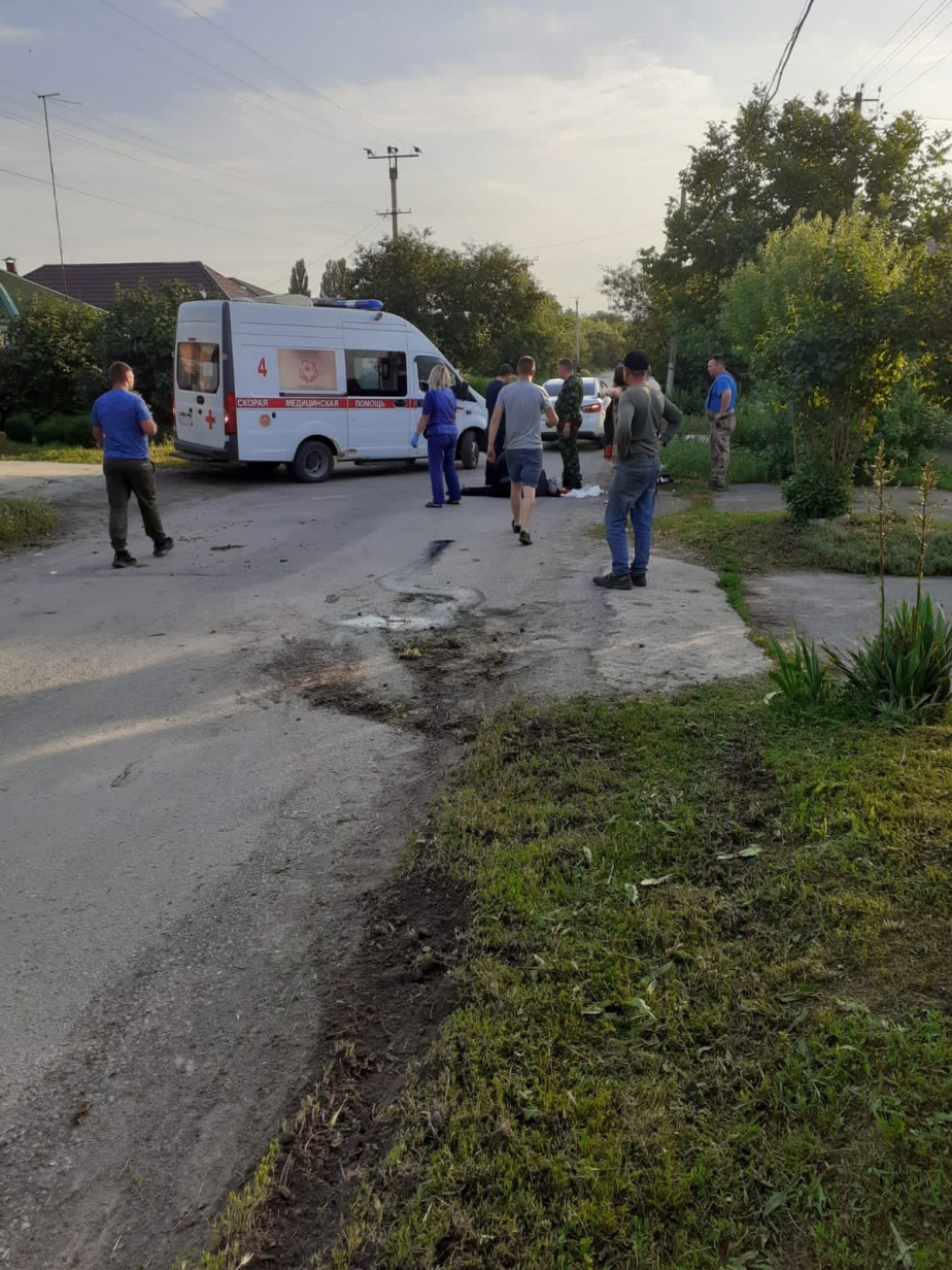 Вчера на улице Молодежной в Батайске водитель мопеда сбил мужчину:  пострадавший получил тяжелую открытую черепно-мозговую травму - Газета  Вперед